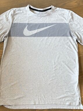 Nike Large Light Gray Short Sleeve Dri-FIT Tee